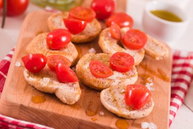 Kirazlı domates ve zeytinyağlı friselle..