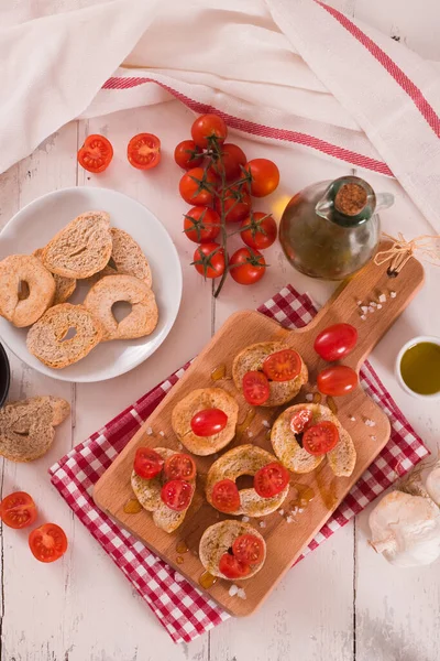 Friselle Mit Kirschtomaten Und Olivenöl — Stockfoto