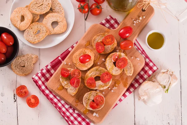 Friselle Pomidorami Wiśniowymi Oliwą Oliwek — Zdjęcie stockowe