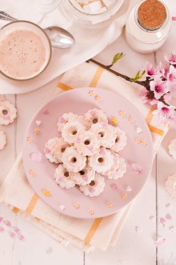 Pembe tabakta şekerli Canestrelli bisküvileri. 