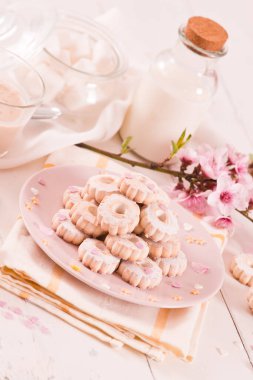 Pembe tabakta şekerli Canestrelli bisküvileri. 