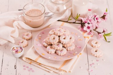 Pembe tabakta şekerli Canestrelli bisküvileri. 