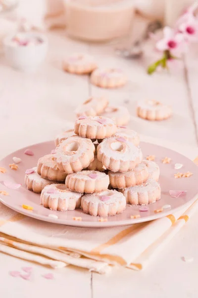 Biskuit Canestrelli Dengan Gula Pada Piring Merah Muda — Stok Foto