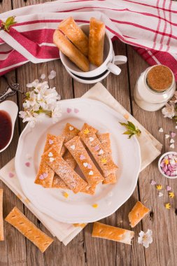 Beyaz yemek puf böreği çerezleri.