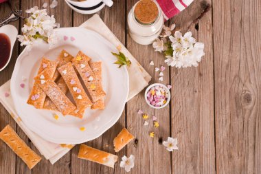 Beyaz yemek puf böreği çerezleri.