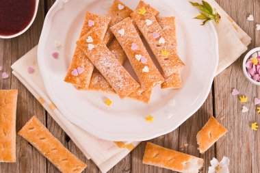 Beyaz yemek puf böreği çerezleri.