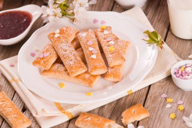 Beyaz yemek puf böreği çerezleri.