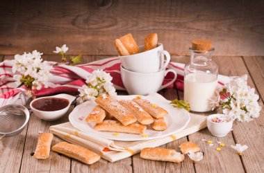 Beyaz yemek puf böreği çerezleri.