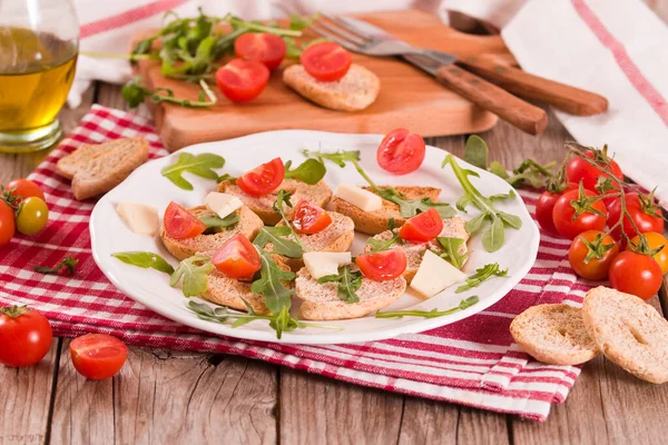 Friselle Mit Kirschtomaten Und Rucola — Stockfoto