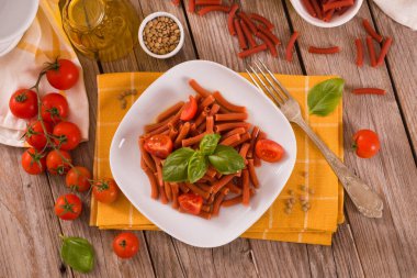 Kirazlı domates ve fesleğenli mercimek makarna.