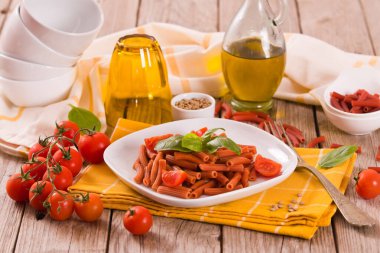 Kirazlı domates ve fesleğenli mercimek makarna.