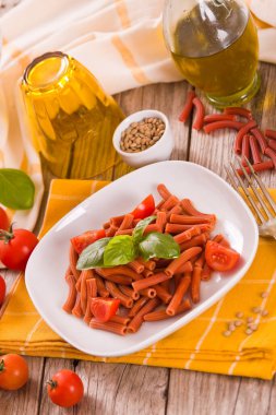 Kirazlı domates ve fesleğenli mercimek makarna.