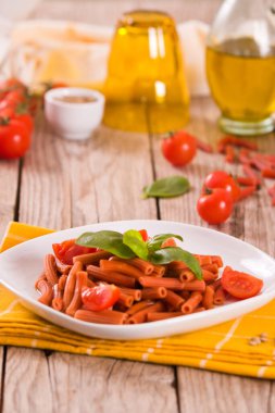 Kirazlı domates ve fesleğenli mercimek makarna.