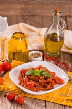 Kirazlı domates ve fesleğenli mercimek makarna.