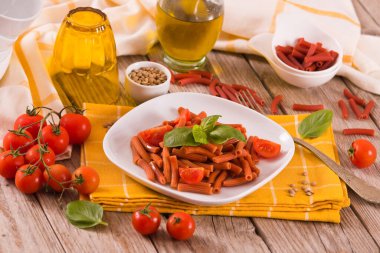 Kirazlı domates ve fesleğenli mercimek makarna.