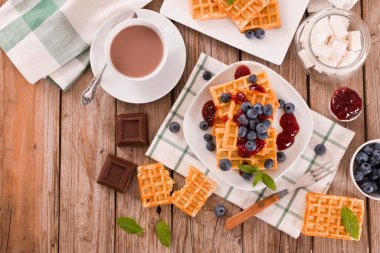 Yaban mersinli waffle ve reçelli. 