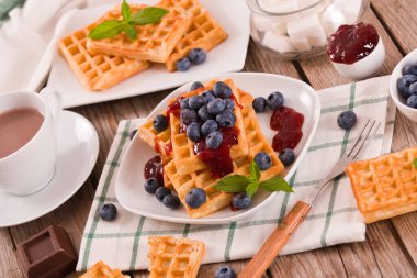 Yaban mersinli waffle ve reçelli. 