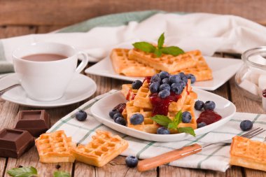 Yaban mersinli waffle ve reçelli. 