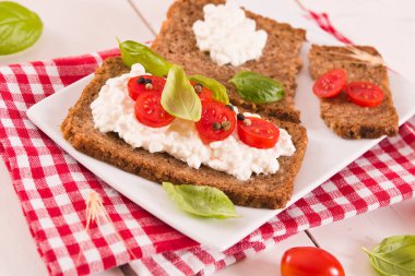 Çavdar ekmeği, süzme peynir, fesleğen ve domates..