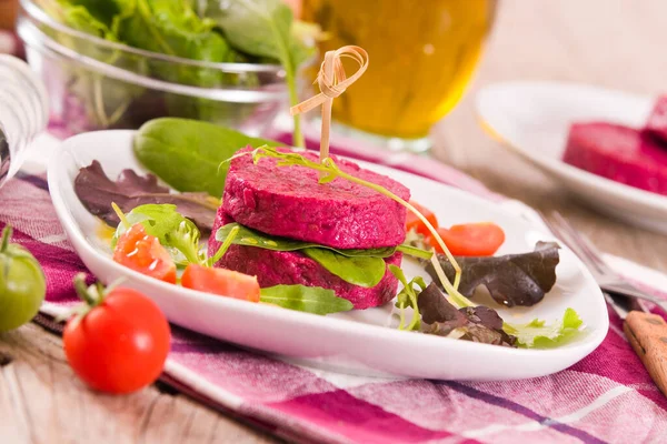 Beetroot Veggie Burger Salad White Dish — ストック写真