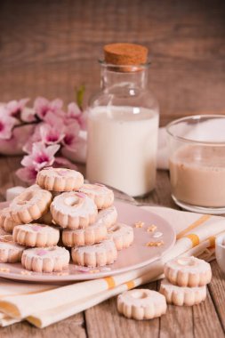 Buzlanma şekeri ile canestrelli bisküvi. 