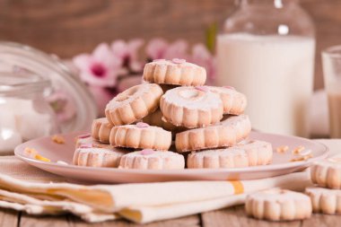 Buzlanma şekeri ile canestrelli bisküvi. 