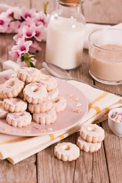 Buzlanma şekeri ile canestrelli bisküvi. 