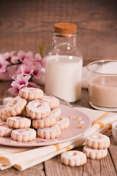 Buzlanma şekeri ile canestrelli bisküvi. 