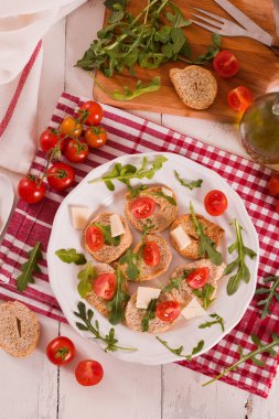 Kiraz domatesli friselle roka..