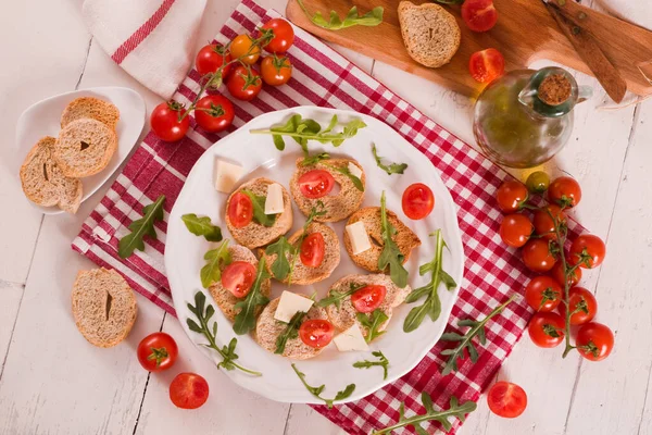 Friselle Mit Kirschtomaten Und Rucola — Stockfoto