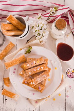 Beyaz yemek puf böreği çerezleri.