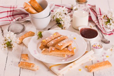 Beyaz yemek puf böreği çerezleri.