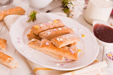 Beyaz yemek puf böreği çerezleri.