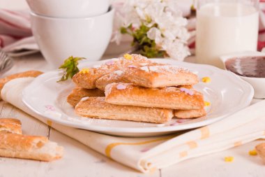 Beyaz yemek puf böreği çerezleri.