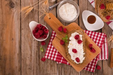 Çavdar ekmeği, süzme peynir ve ahududu..