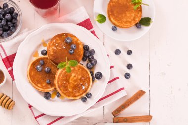 Yaban mersinli krep ve çikolata kremalı..