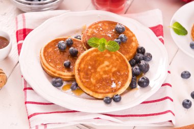 Yaban mersinli krep ve çikolata kremalı..