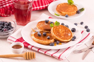 Yaban mersinli krep ve çikolata kremalı..