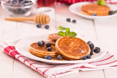 Yaban mersinli krep ve çikolata kremalı..