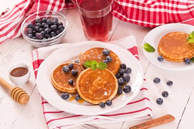 Yaban mersinli krep ve çikolata kremalı..