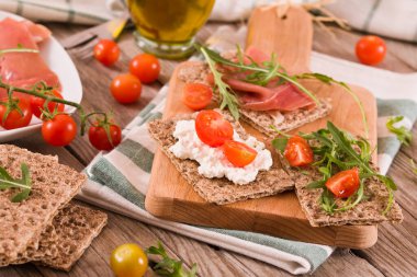 Susamlı kızarmış çavdar ekmeği, jambon ve süzme peynir..