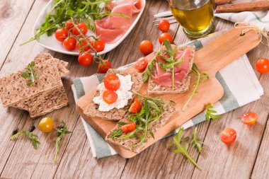 Susamlı kızarmış çavdar ekmeği, jambon ve süzme peynir..