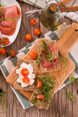 Susamlı kızarmış çavdar ekmeği, jambon ve süzme peynir..