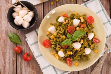 Kiraz domatesli ve tatlı mısırlı Fusilli makarna..