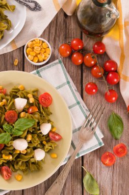 Kiraz domatesli ve tatlı mısırlı Fusilli makarna..