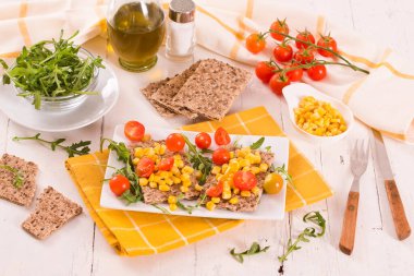 Susamlı kızarmış çavdar ekmeği, roka ve tatlı mısır..