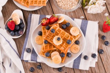 Yaban mersinli waffle, muzlu ve ballı.