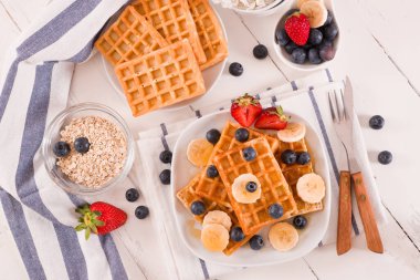 Yaban mersinli waffle, muzlu ve ballı.