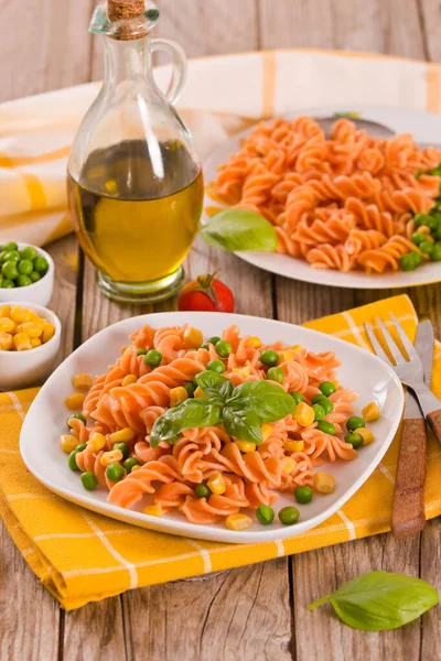 Fusilli Nudeln Mit Erbsen Und Mais — Stockfoto