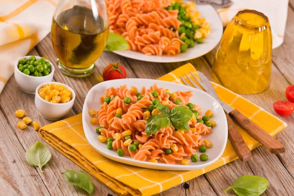 Fusilli Nudeln Mit Erbsen Und Mais — Stockfoto